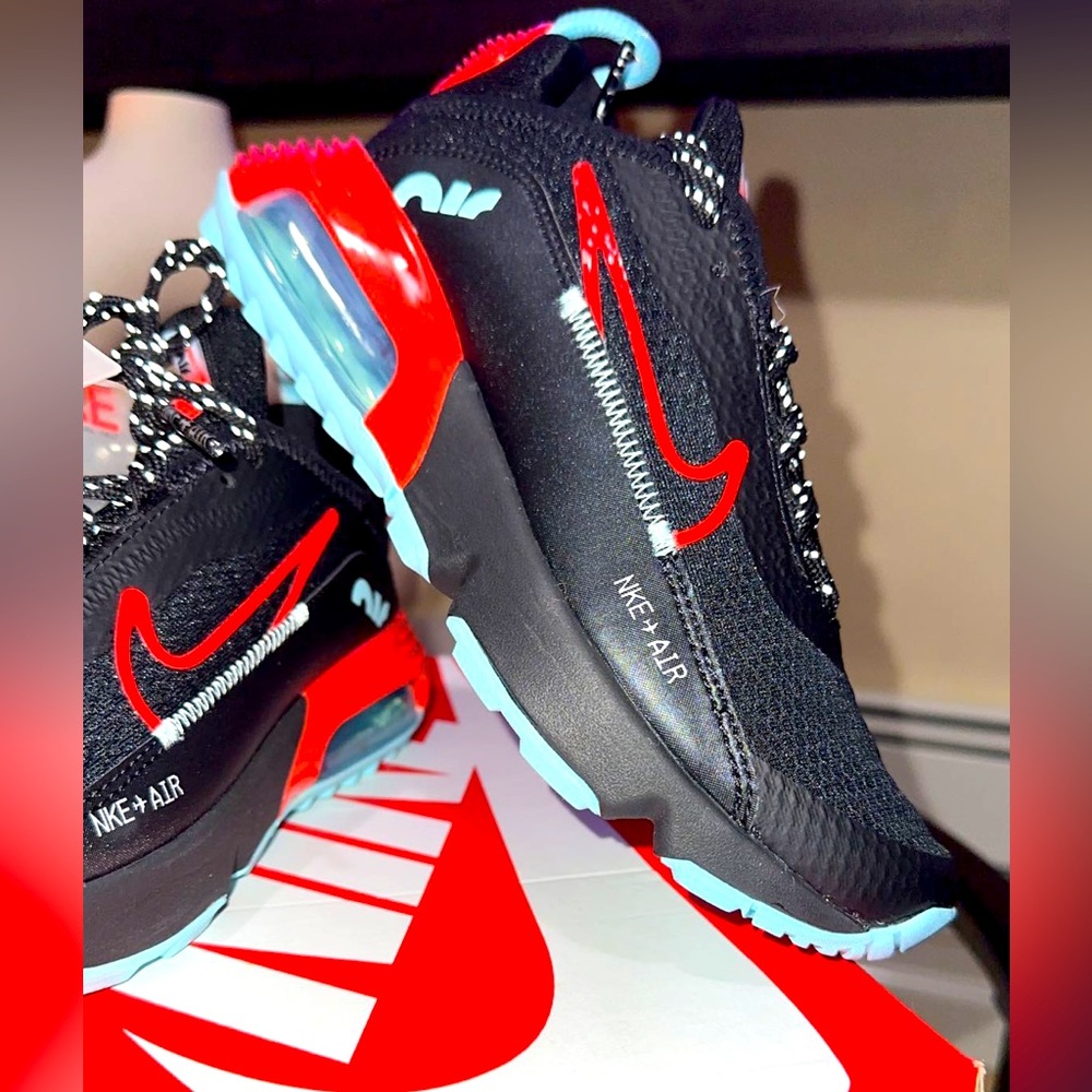 NIKE AIRMAX 2090 BRAND NEW NEVER WORN! BLACK/CRIMSON! 🖤 SIZE 4Y